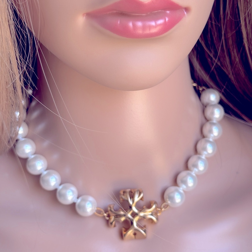 NWT AUTHENTIC TORI BURCH ROXANNE GOLD/PEARL CHOKER .